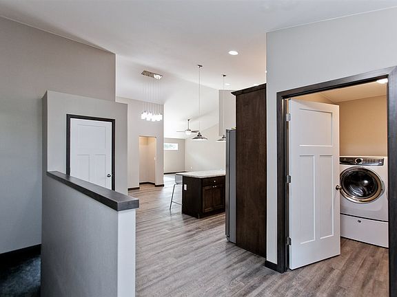 3rd image of 300 Elderberry St