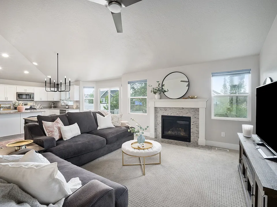 707 W Ridgeline Dr