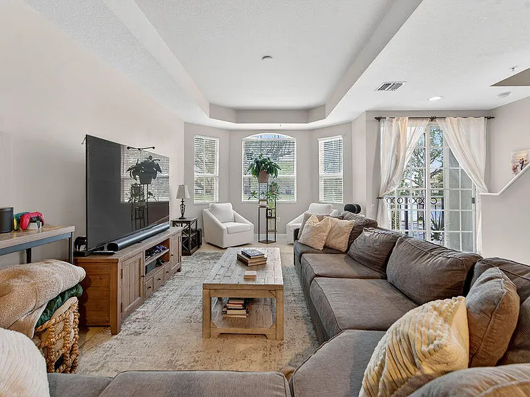 11860 Valencia Gardens Ave — Photo 4