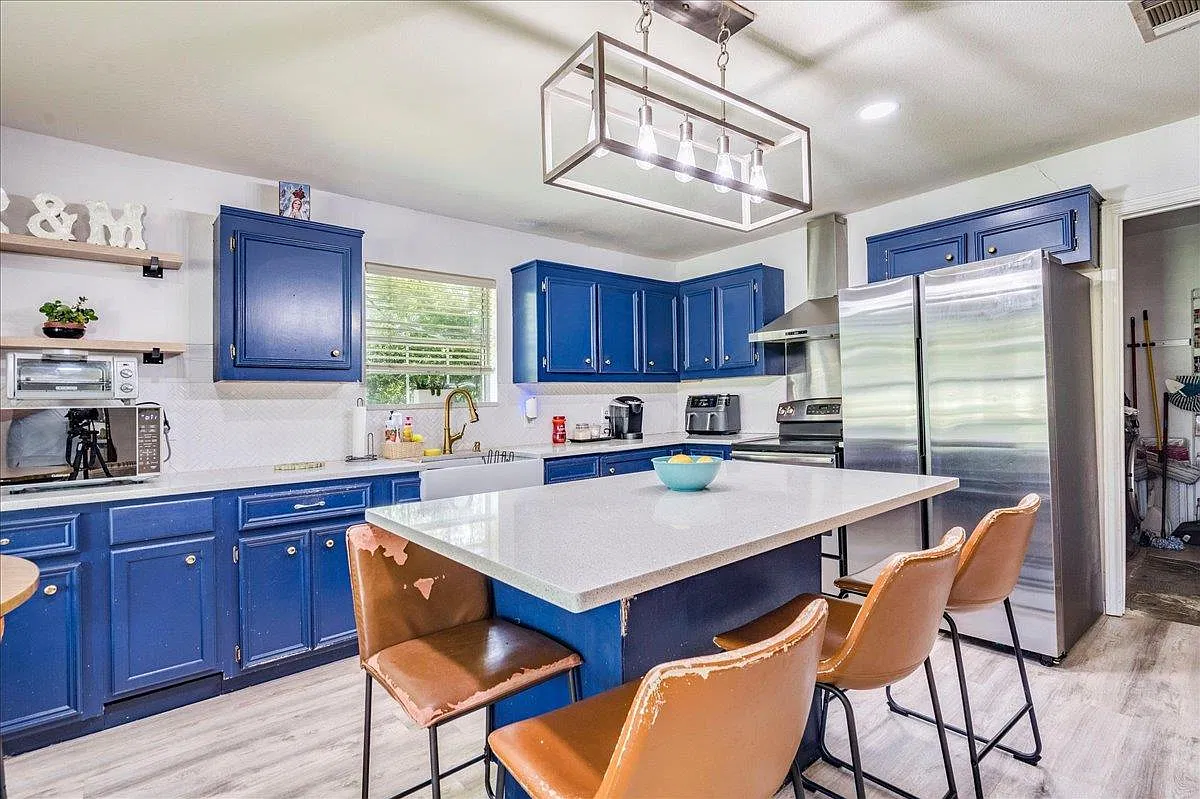 4 bed, 3.0 bath, 2018 sqft, $2,500 — Photo 1
