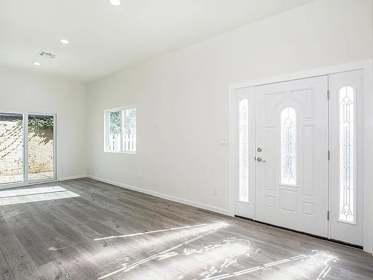 2757 Paloma St — Photo 2