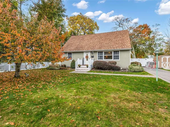 5 Gerhardy, East Islip, NY 11730