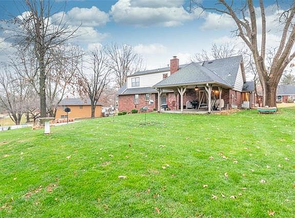 3rd image of 4405 Hillcrest Dr