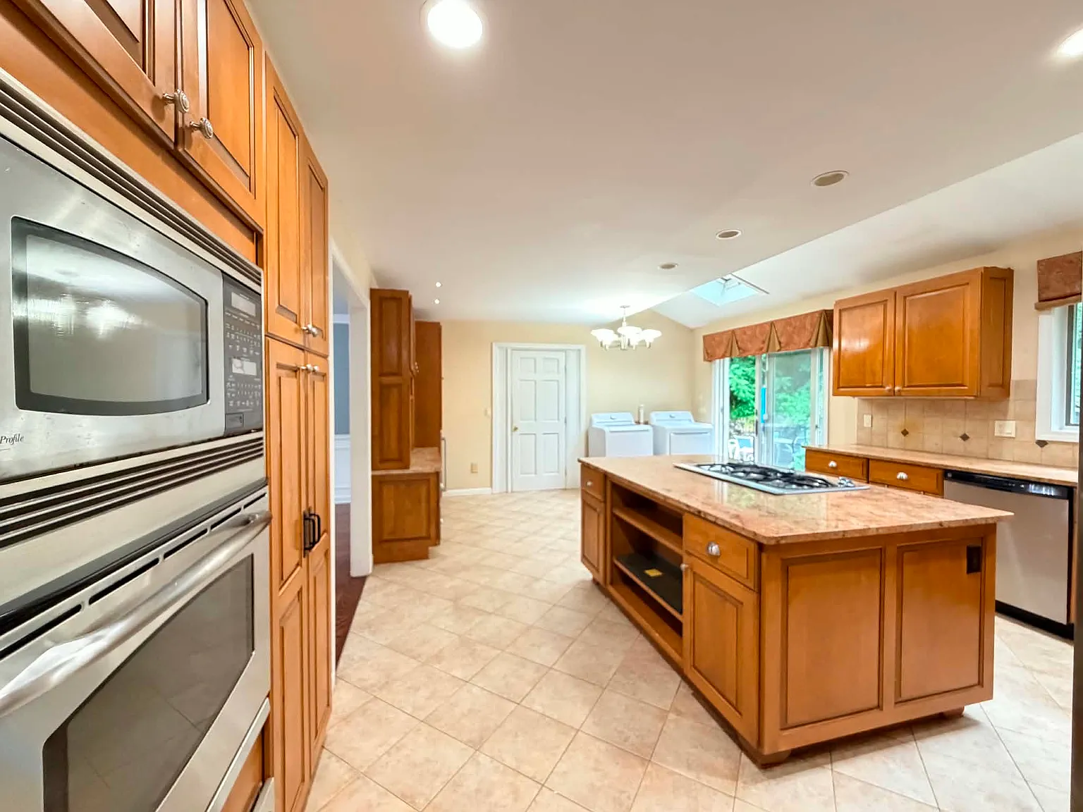 3 bed, 2.5 bath, 3958 sqft, $3,400 — Photo 3
