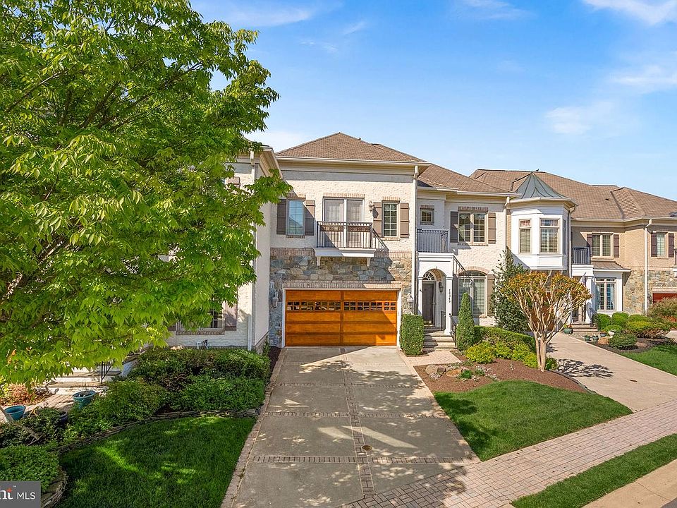 1st image of 18349 Fairway Oaks Sq