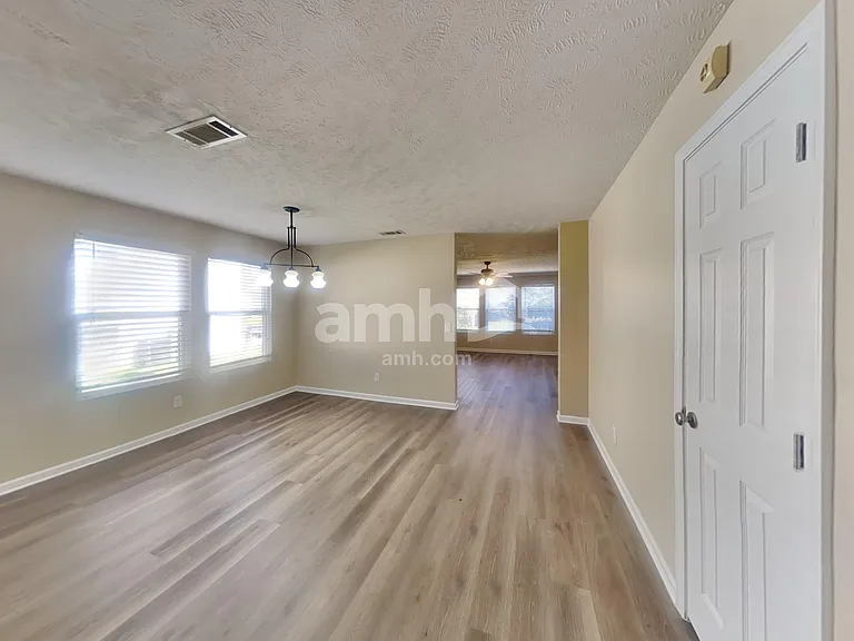 5527 Middlebury Dr — Photo 5