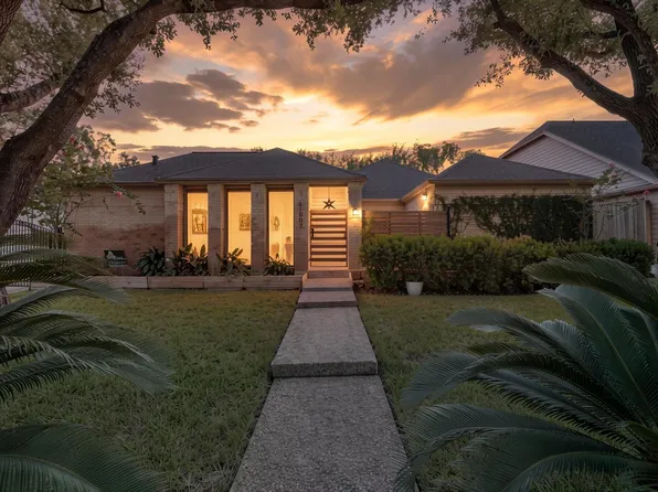 11807 Carriage Hill Dr, Houston, TX 77077