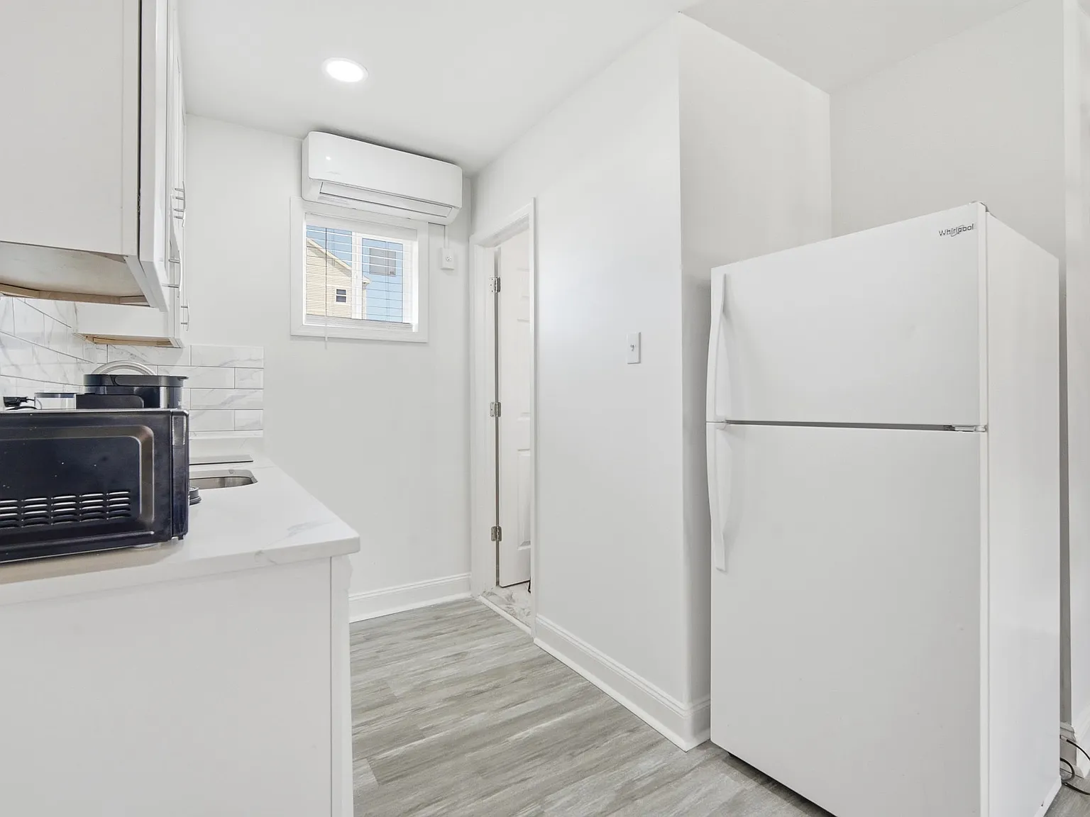 526 W Baker Ave — Photo 2