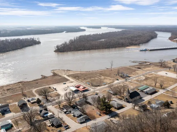 808 W Main St, Grafton, IL 62037