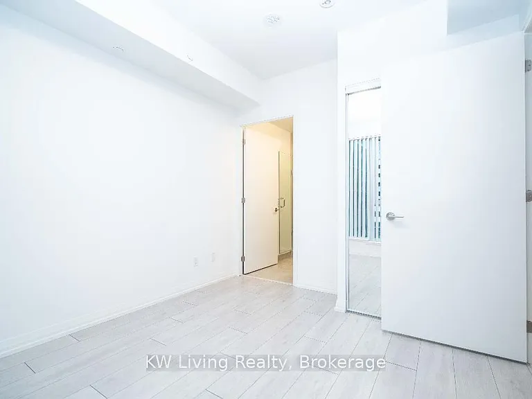 400 King St W #523 — Photo 15
