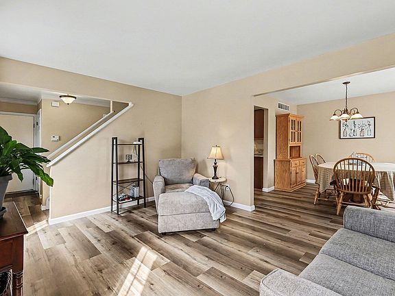 3rd image of 1590 Poplar Ridge Ct