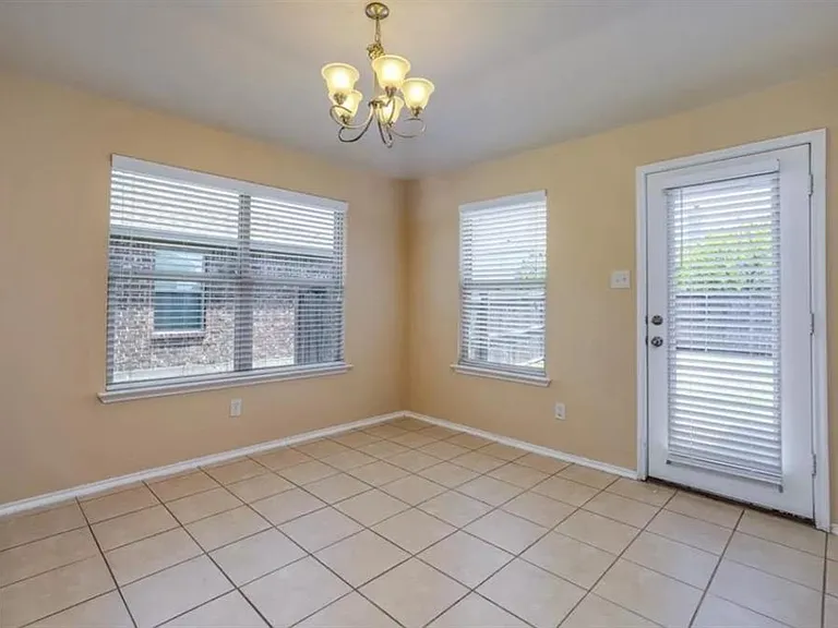 136 Meadow Crest Dr — Photo 3