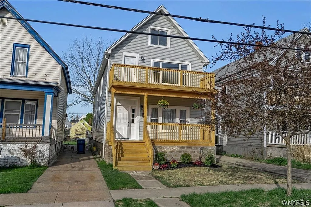 3 bed, 1.0 bath, 1276 sqft, $1,600 — Photo 1