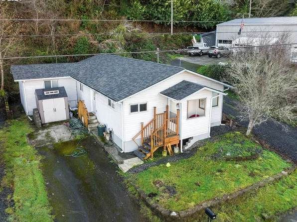 526 Elm Ave, Reedsport, OR 97467