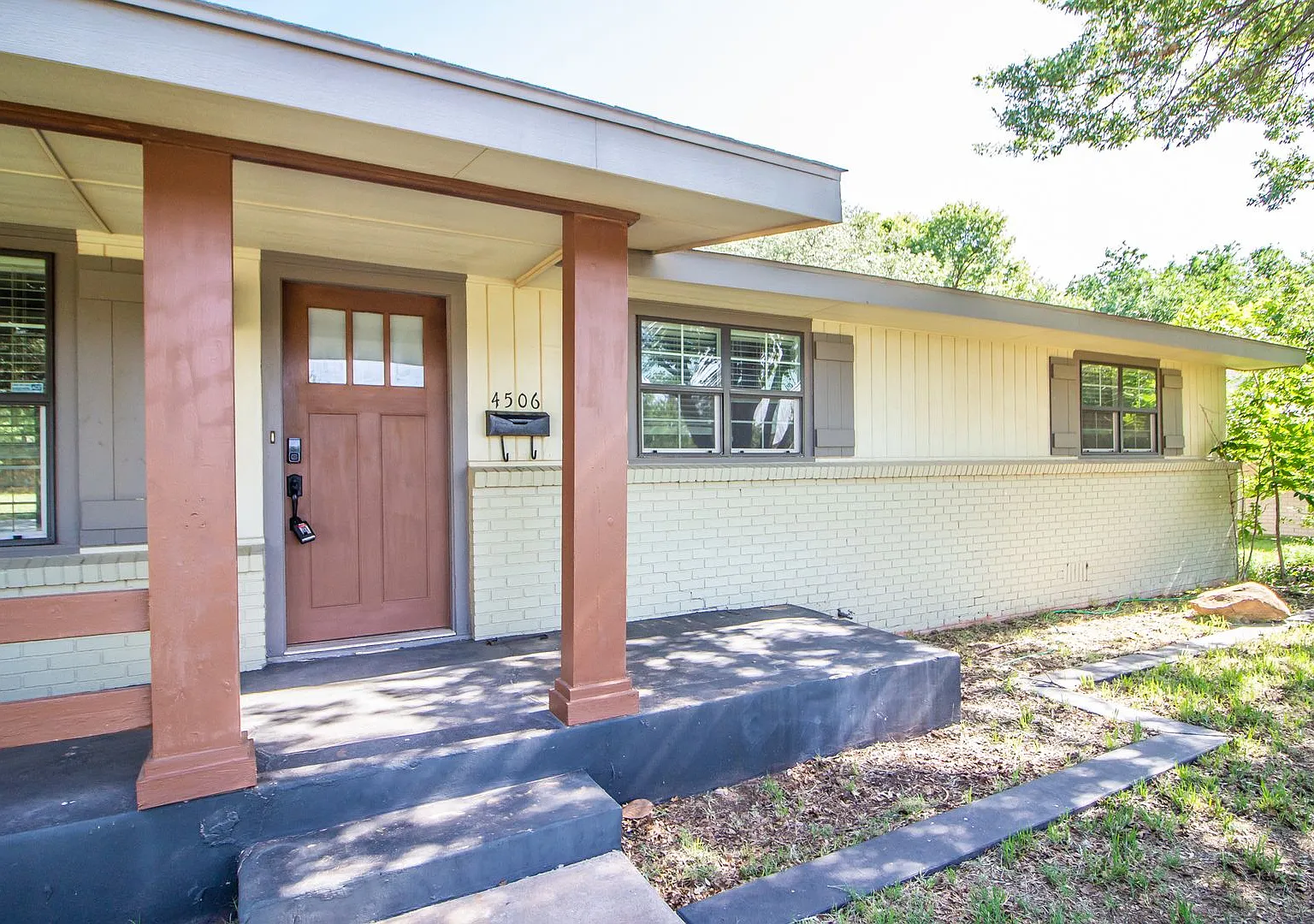Spacious 3 bed 2 bath Home — Photo 3