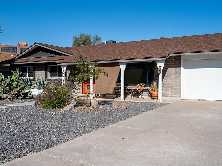 3327 S Dorsey Ln — Photo 2