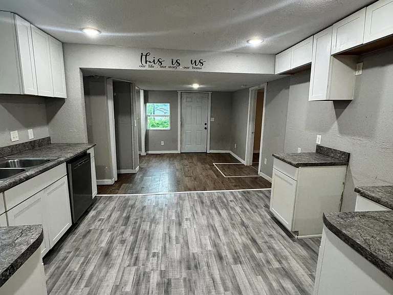 1402 E Furnace St — Photo 3