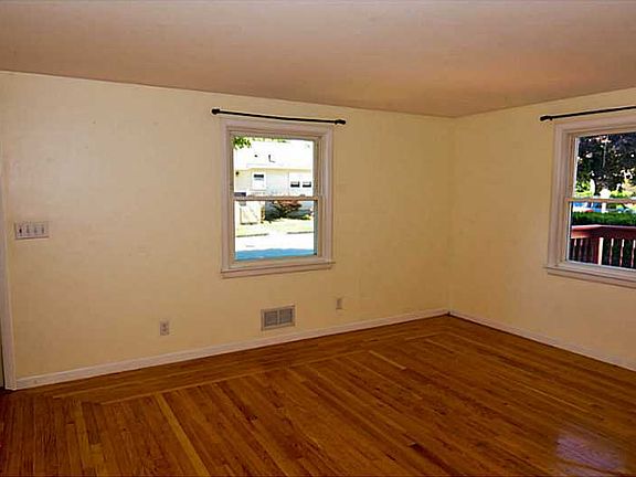 5th image of 11 Woodlawn Dr