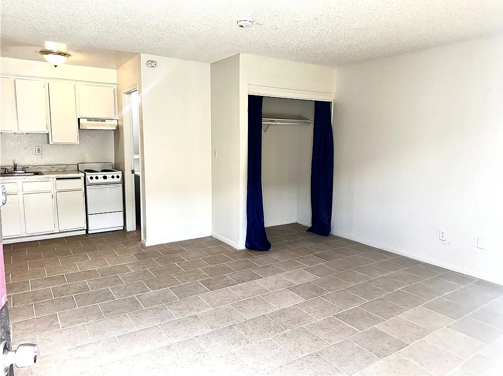 1 bed, 300 sqft, $1,090 — Photo 1