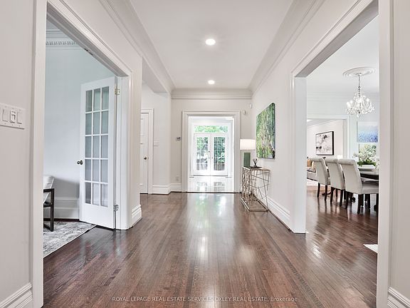 3rd image of 121 Roxborough Dr