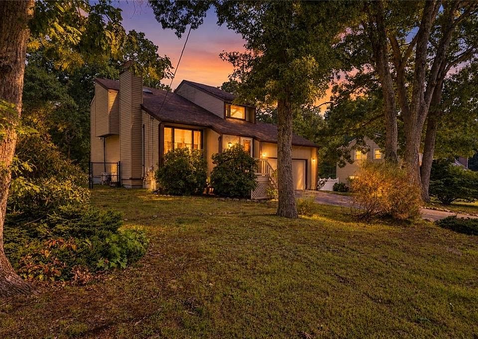 1st image of 9 Eastgate Dr