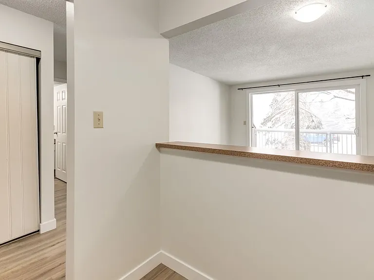 2404 16a St SW — Photo 7