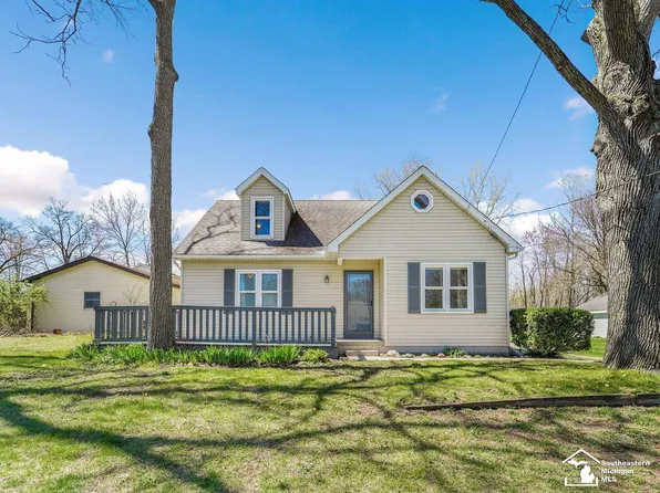 6907 Maplewood Dr, Temperance, MI 48182