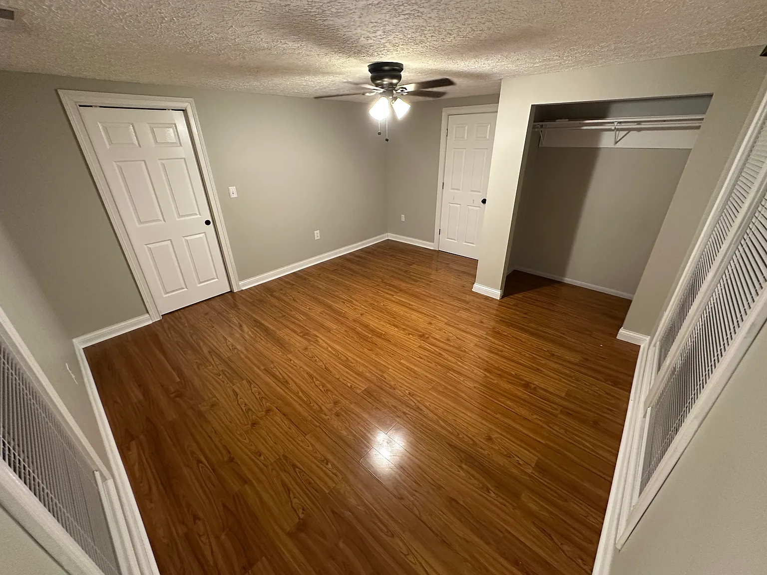 3 bed, 1000 sqft, $1,300 — Photo 4