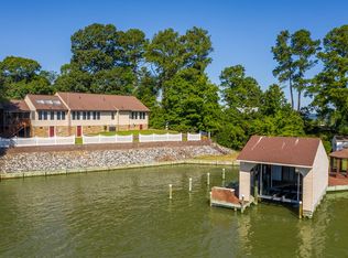 546 Eubank Landing Rd, Topping, VA 23169