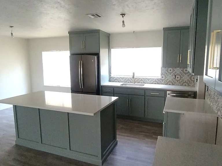 1116 Hazelwood Dr — Photo 2