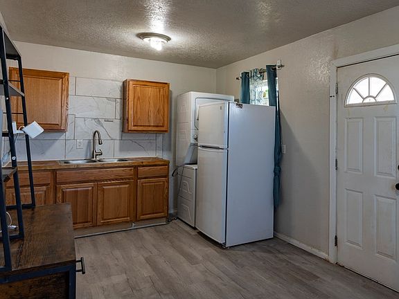 3rd image of 1404 Oriole St