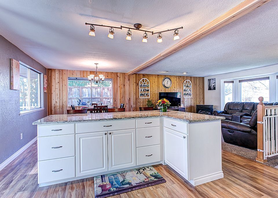 Large Kitchen Bar/w Granite