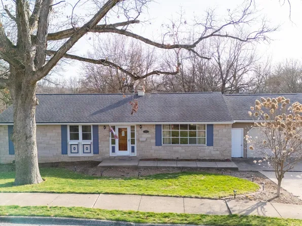 1930 Saint Clair Dr, Pekin, IL 61554