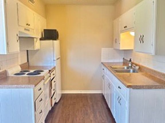 2nd image of 1809 S Lincoln St #8