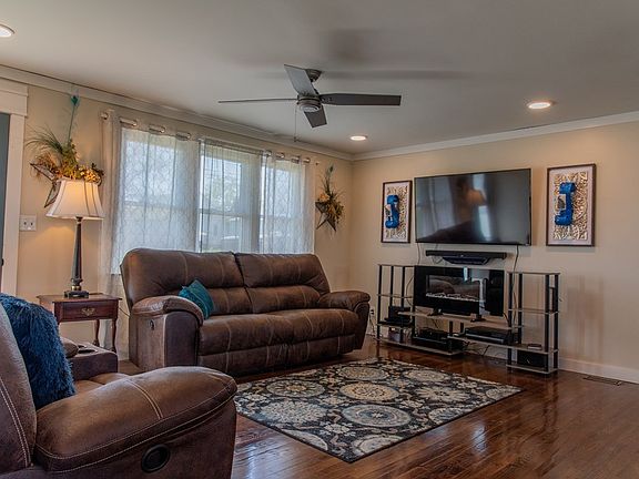 2nd image of 128 Dogwood Ln