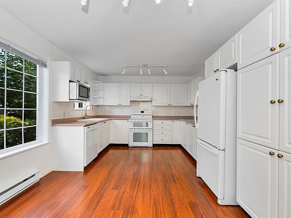 4th image of 14 Erskine Ln #77