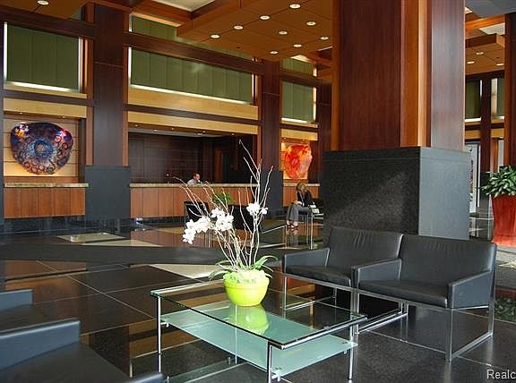 4th image of 411 S Old Woodward Ave #825