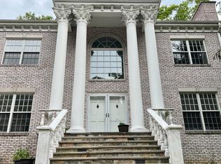 256 W Haviland Ln, Stamford, CT 06903