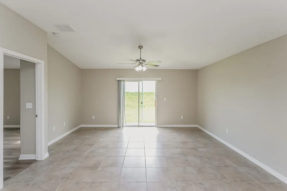 4 bed, 2.0 bath, 1810 sqft, $2,135 — Photo 3