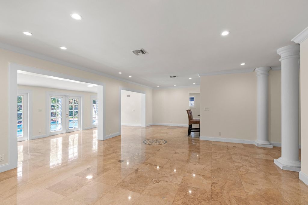 930 SE 10TH Court, photo 5