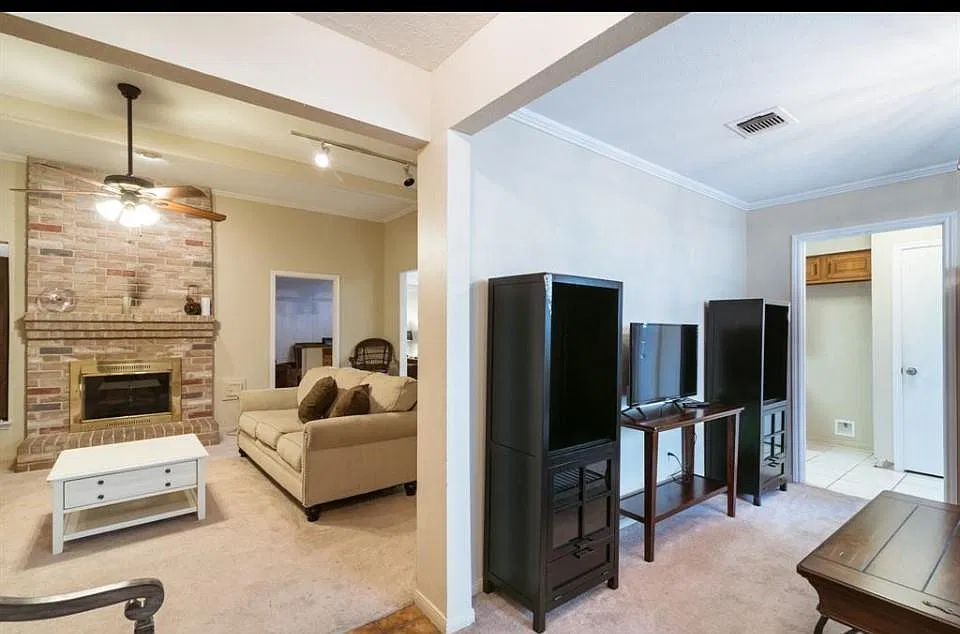 4 bed, 2.5 bath, 2385 sqft, $2,025 — Photo 4