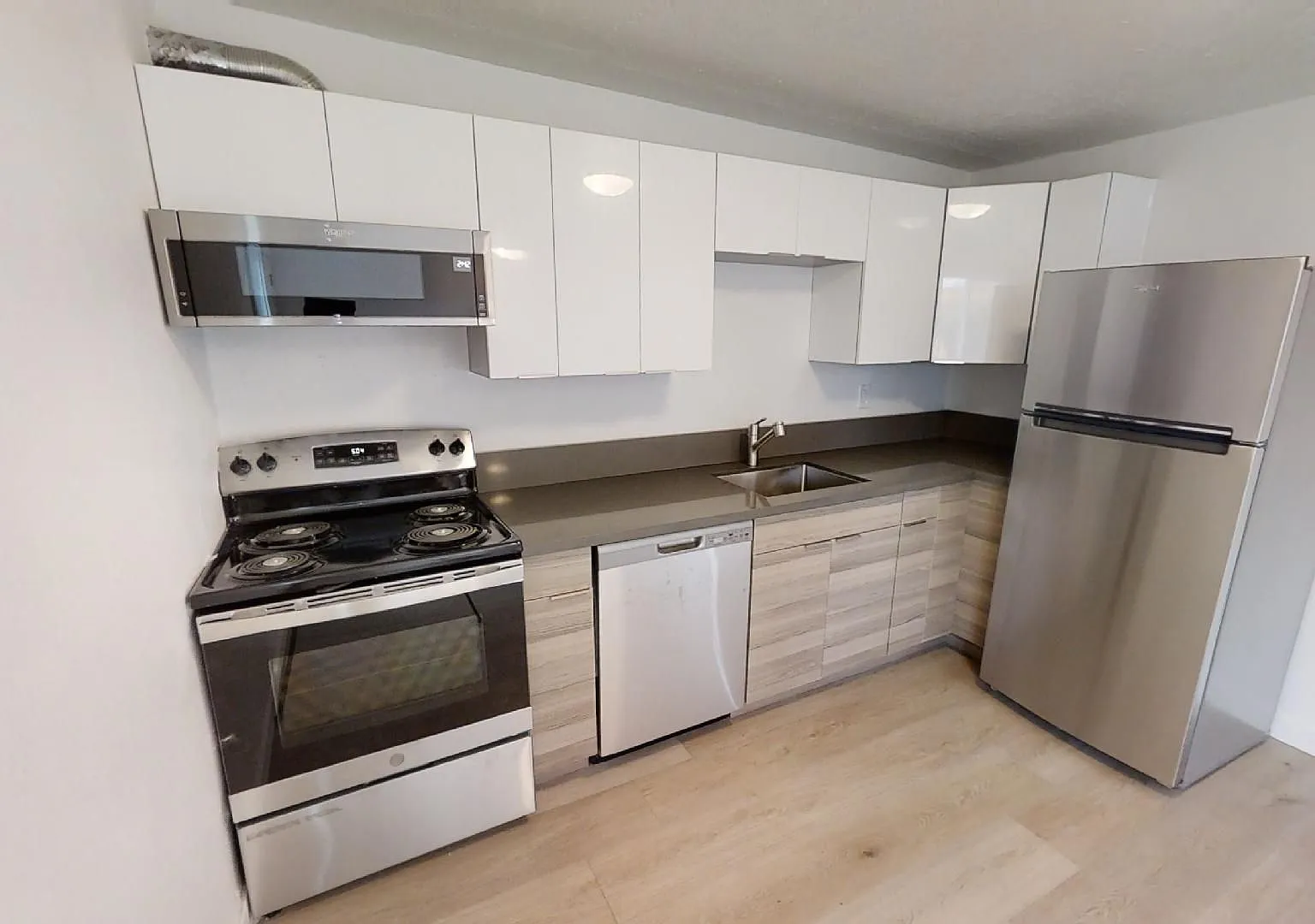 Fully Renovated Phoebe Flats Unit #11: Corner Charm, Move-In Ready Before Thankgiving! — Photo 4