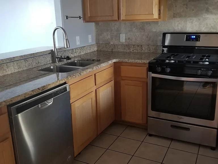 371 S 300 E — Photo 2