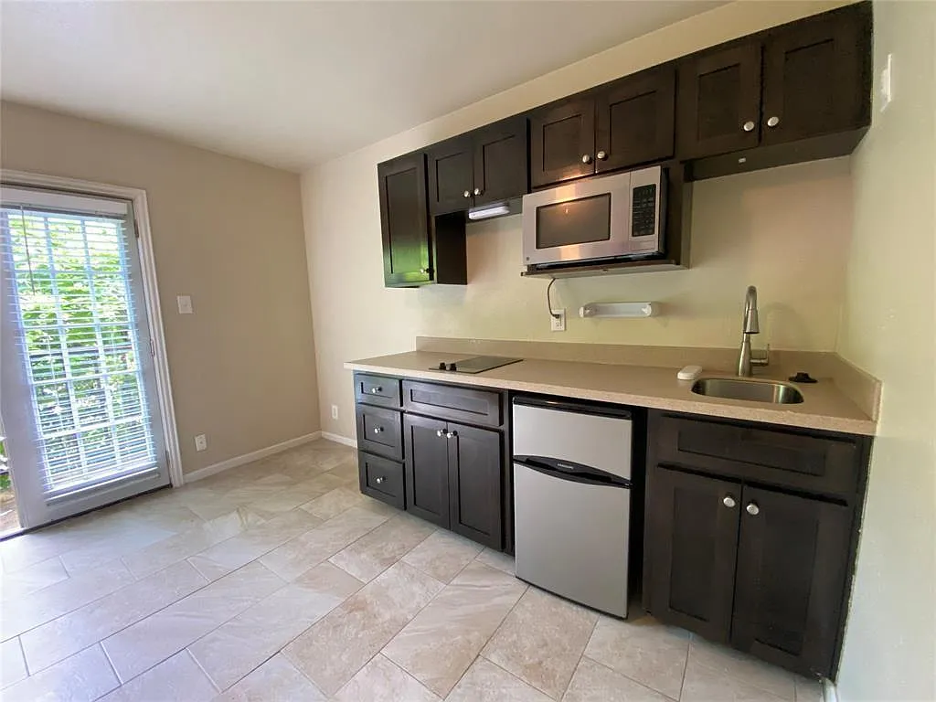 1 bed, 1.0 bath, 319 sqft, $800 — Photo 1