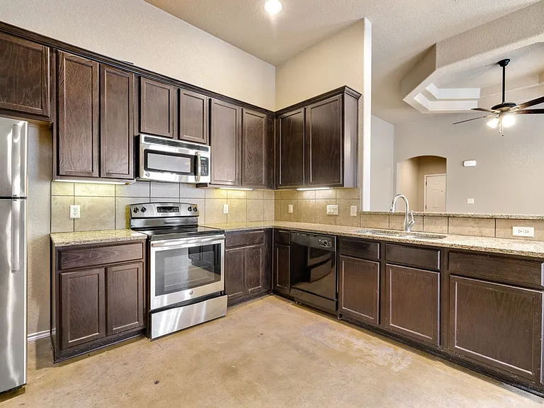 1066 Carolyn Cv — Photo 4