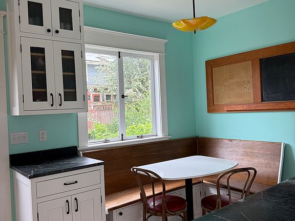 3rd image of 4534 Thackeray Pl NE