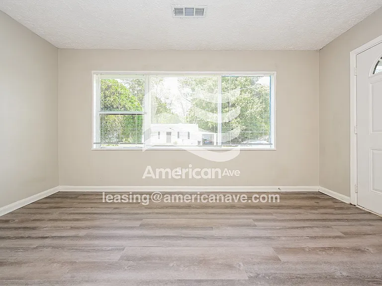 1424384_002_wm_-_living_room_12906338.jpg