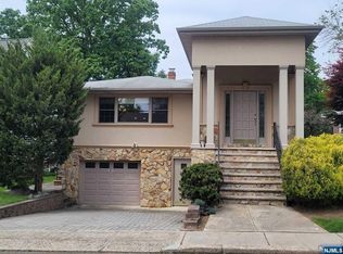 1057 Fairview Ln, Fort Lee, NJ 07024