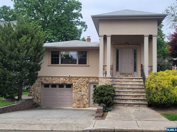 1057 Fairview Ln, Fort Lee, NJ 07024