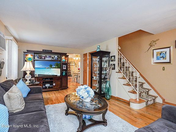 3rd image of 482 Dongan Hills Ave